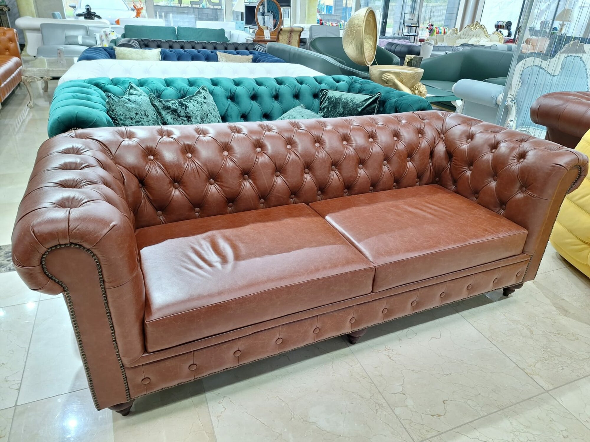 Dark Brown Classic Chesterfield Design 3-Seater Leather Sofa Medium Sofa On Stock