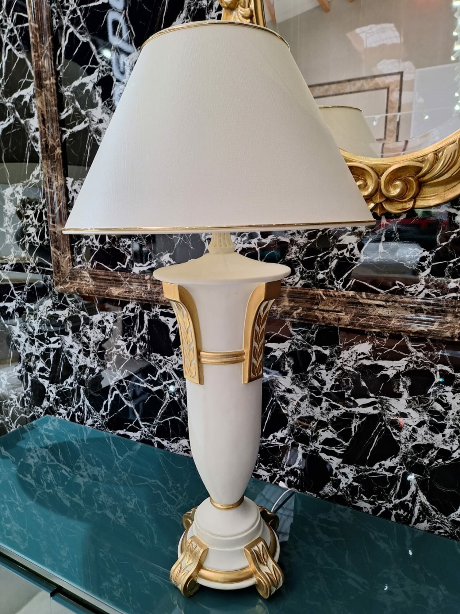 Classic Round Table Lamp Lighting White Study Night Lamp On Stock