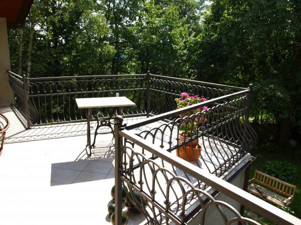 Classic steel staircase wrought iron stair balcony railing custom manufacturing 112 Classic steel staircase wrought iron stair balcony railing custom manufacturing 112