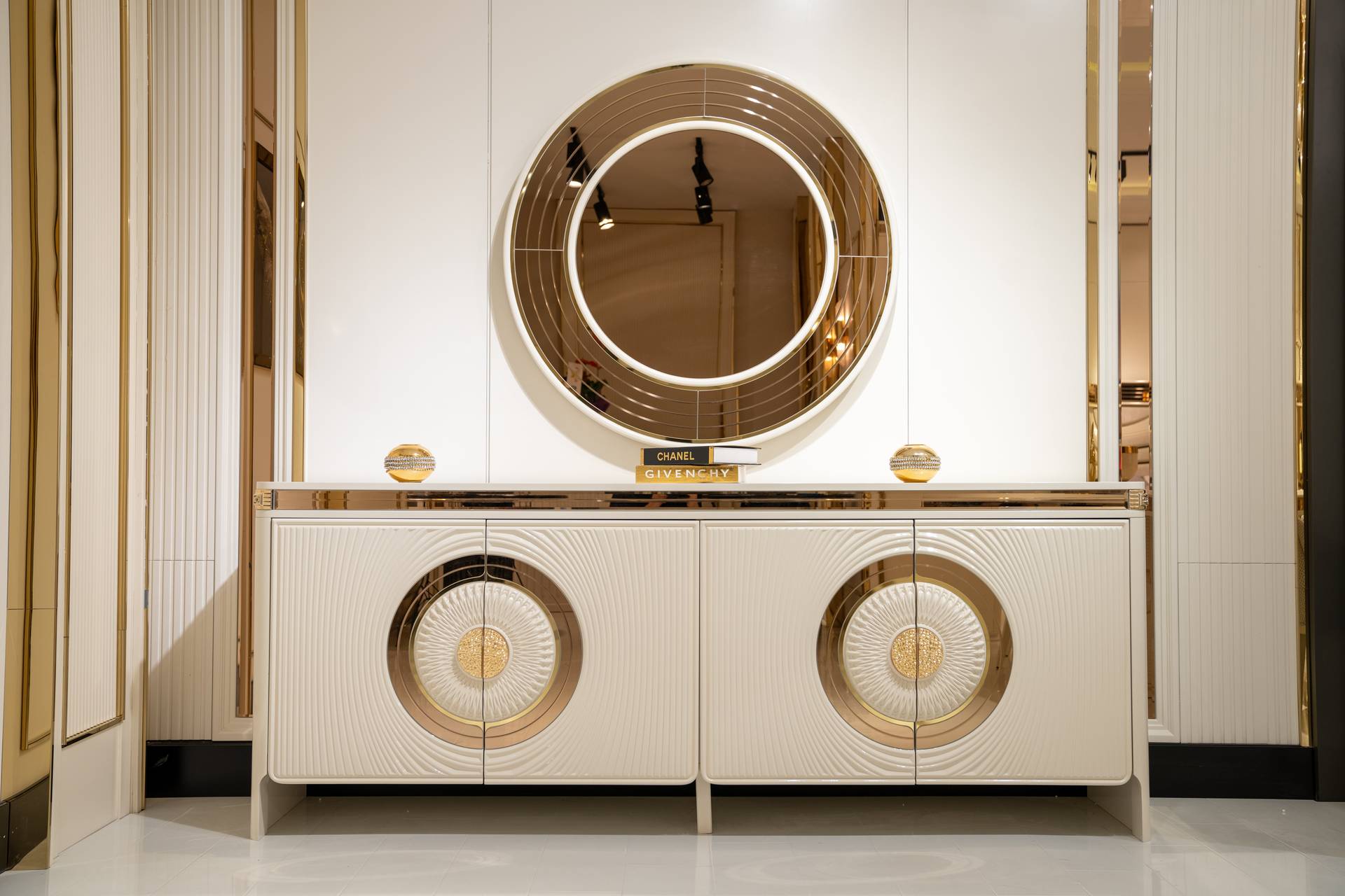 Console with mirror in beige wood, modern elegant design.