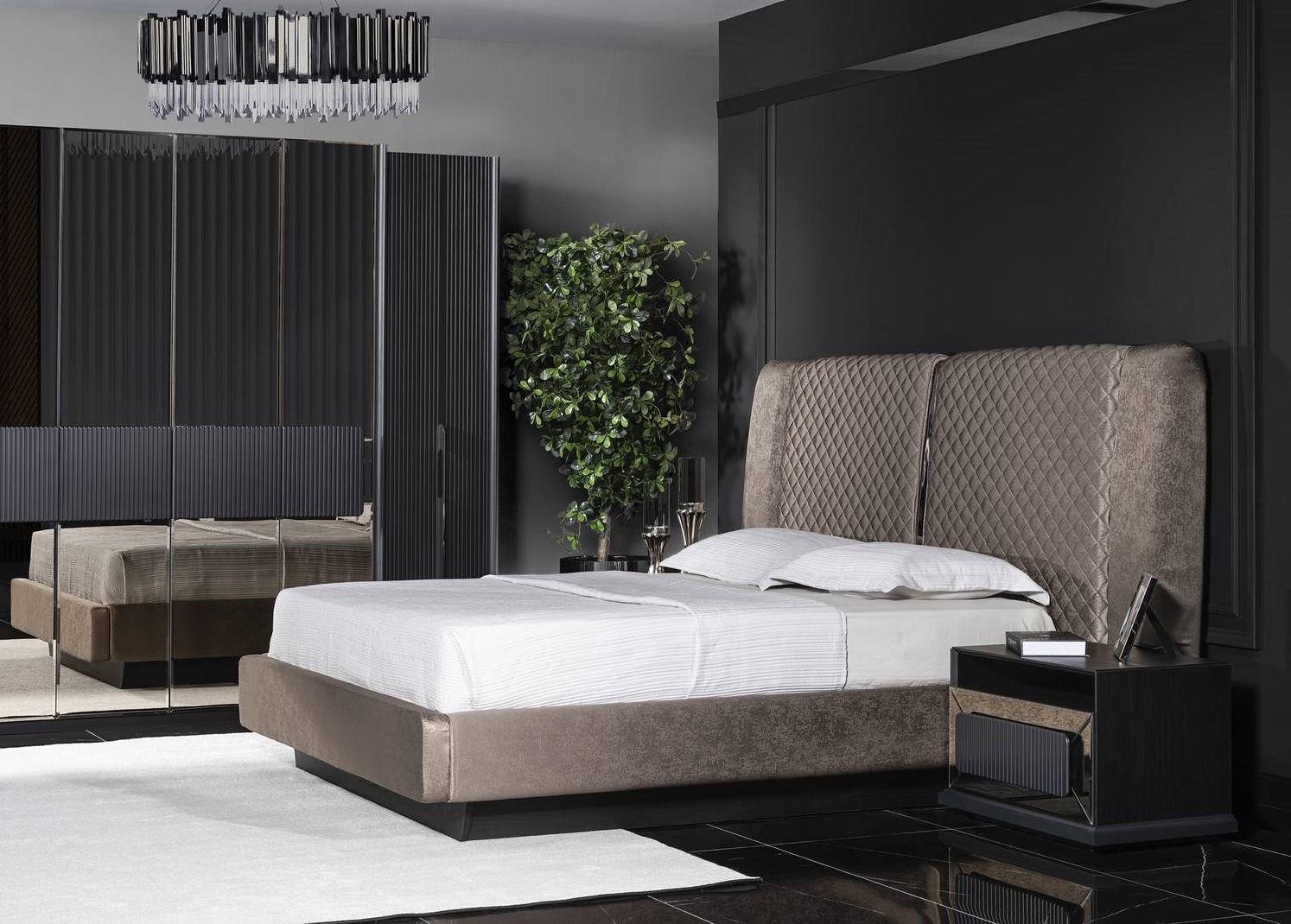 Elegant Gray Wood Bedroom Set with Bed and Nightstands