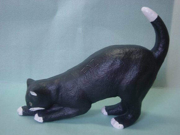 Decorative sculpture designed as motley black white colored cat 57x42cm C69