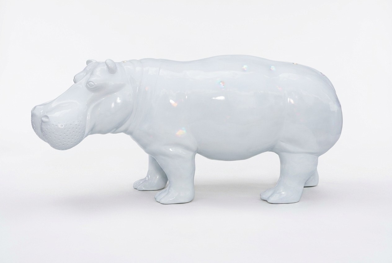 Full white decorative hippopotamus sculpture with pomade kisses 171cm length c720r 1