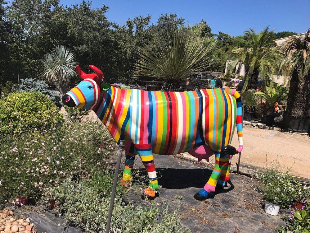 Modern Abstract Garden Sculpture Figurine Cattle Luxury Plastic Decorative Garden Sculptures
