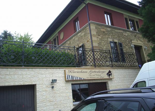 Classic outdoor railings, balcony railings, staircase railings, custom-made railings.