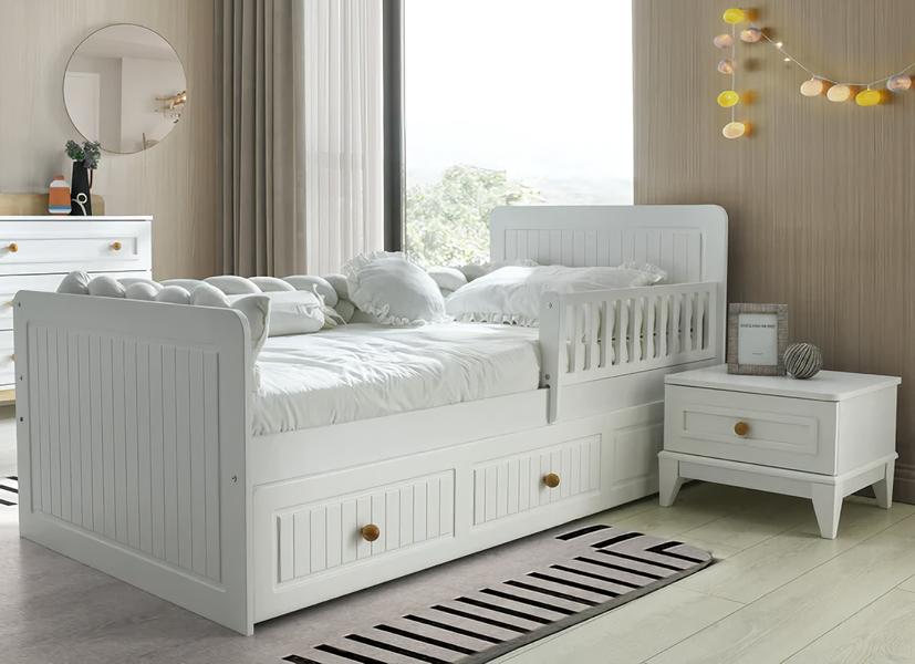 Bed and bedside table – a stylish and practical combination for the children\'s room.