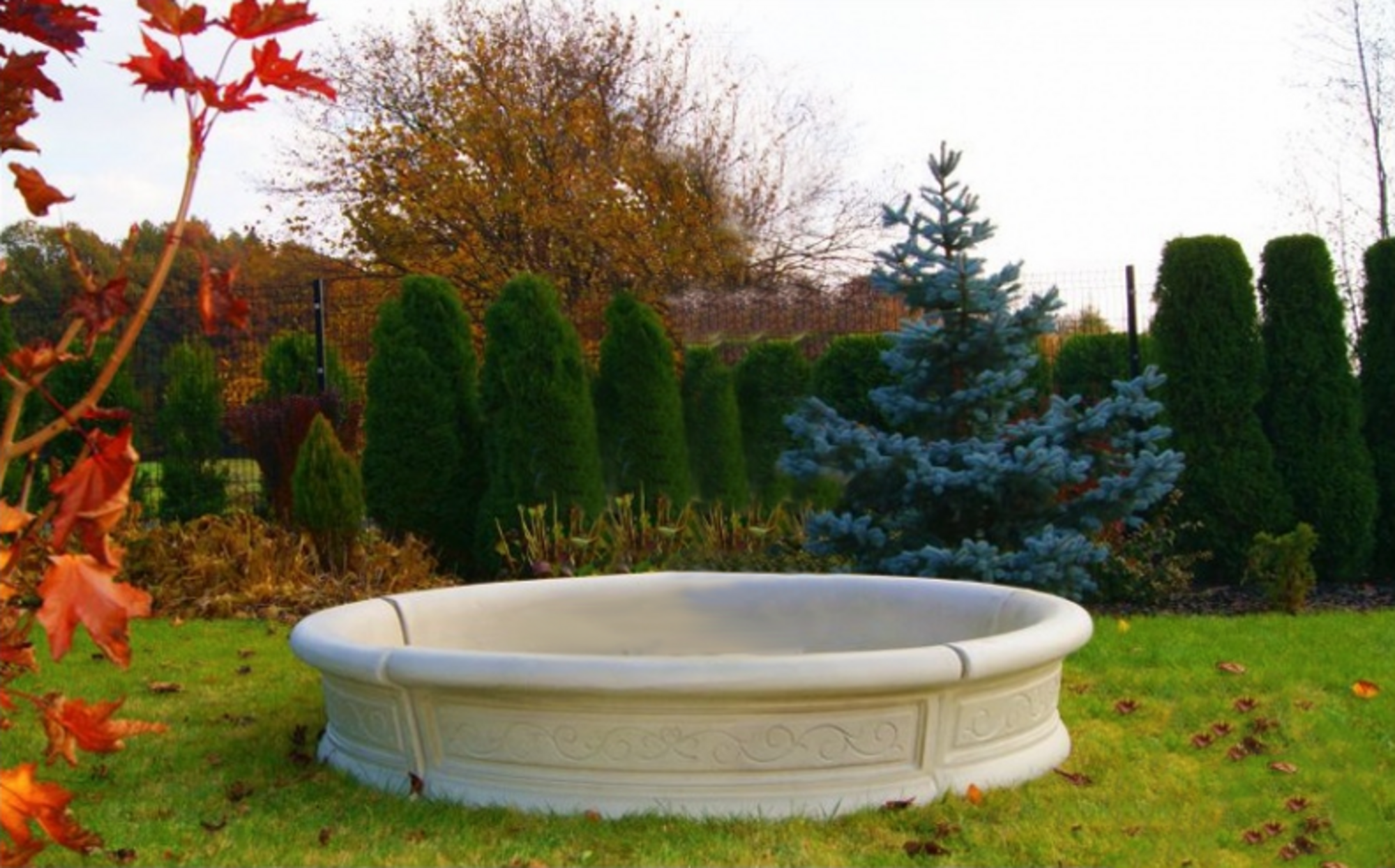Ornamental garden pond fountain consists of four round bowls with patterns made of weather-resistant cement 195cm