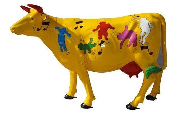 Decorative yellow painted melody cow figure sculpture 216cm length