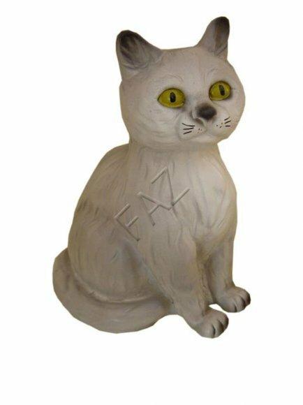 Decorative sculpture designed as sitting beige kitty with green eyes 26cm height C433