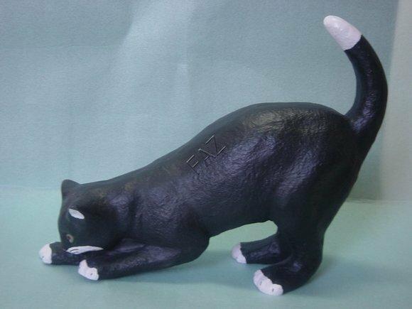Decorative sculpture designed as motley black white colored cat 57x42cm C69