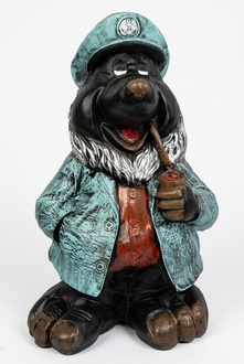 Decorative sculpture designed as an old mariner mole with a smoking pipe c235