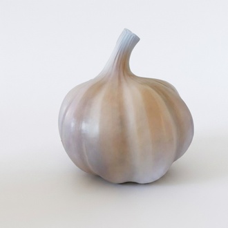 Decorative figure designed as an original colored white garlic 90cm