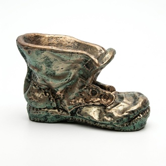 Deco figure of a flower pot designed as an worn out bronze boot 56x34cm