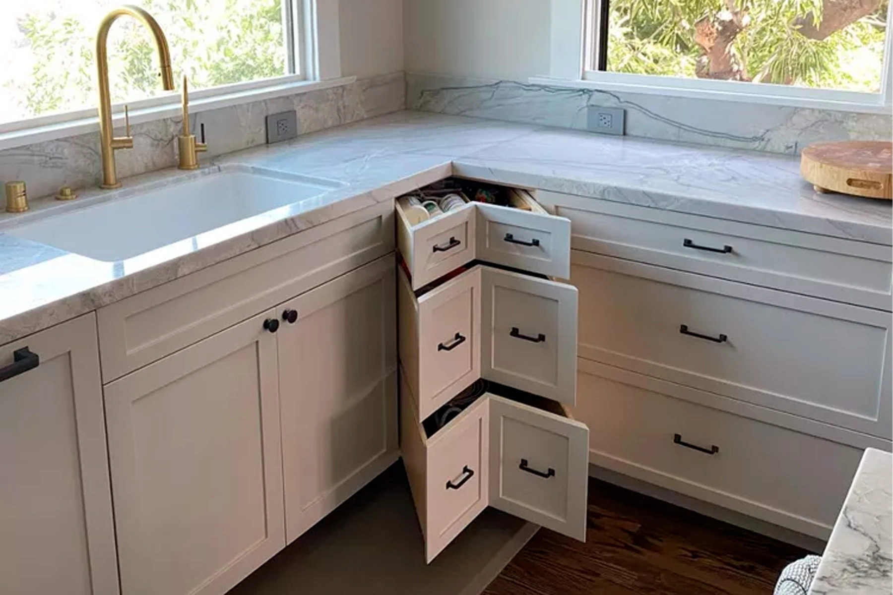 Corner base cabinet